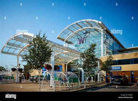 White Rose Shopping Centre .